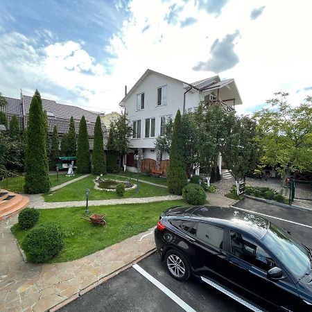 Apartments With Kitchen And Garden Київ Екстер'єр фото
